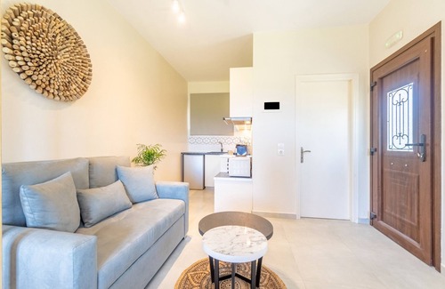 Almiros Beach Apartment | Apartment 'Villa Maria 2' with Sea View, Wi-Fi and Air Conditioning