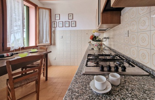 Innamorata Apartment | Apartment 'Villa Mirella Trilocale' with Private Terrace, Balcony and Wi-Fi