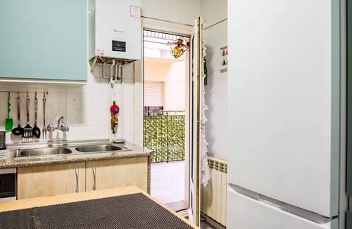 Barco De Avila Apartment | Apartment 'Vivienda Turistica La Escuela' with Private Terrace, Balcony and Wi-Fi
