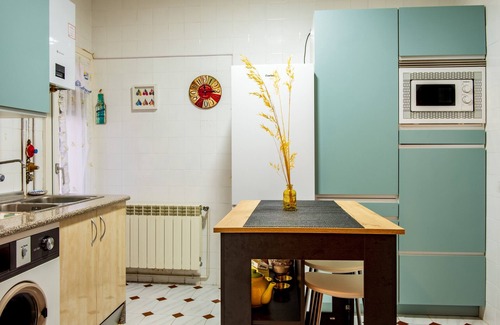 Barco De Avila Apartment | Apartment 'Vivienda Turistica La Escuela' with Private Terrace, Balcony and Wi-Fi