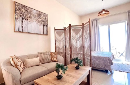 Al Hamra Village Apartment | Apartment with Sea view and Balcony-Royal Breeze