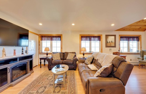 Beebe Plain Apartment | Apartment w/Balcony & Lake View in Newport!