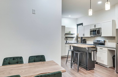 Albany Apartment | Apartment w/Deck in Albany, Walk to Downtown!