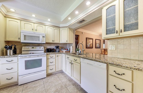 Pompano Beach Apartment | Apartment w/Patio & Pool Access in Pompano Beach!