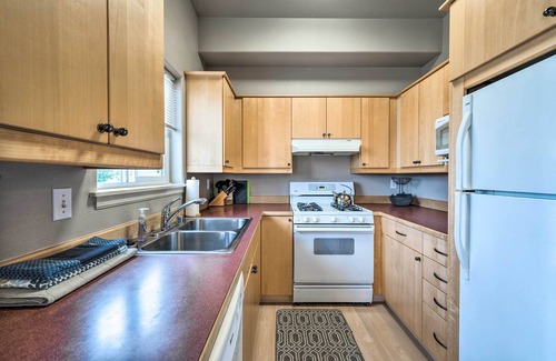 Anacortes Apartment | Apartment w/Patio & Grill Access ~ 1/2 Mi to Bay!