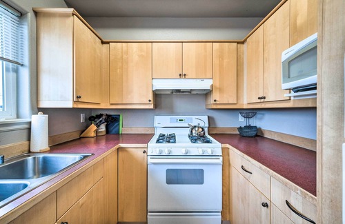 Anacortes Apartment | Apartment w/Patio & Grill Access ~ 1/2 Mi to Bay!
