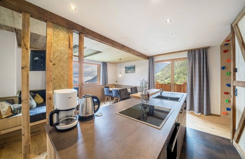 Naturno Apartment | Apartment "Waldes Duft - Patleidhof" with Mountain View, Shared Terrace & Wi-Fi