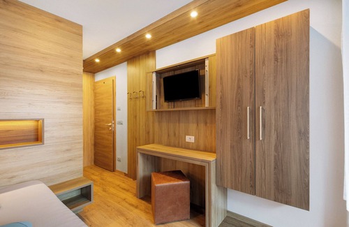 Valle Aurina Apartment | Apartment 'Waldheim Apt 12 13' with Mountain View, Shared Garden and Wi-Fi