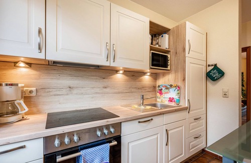 Stinteck Apartment | Apartment 'Westerdeich' with Private Terrace, Shared Garden and Wi-Fi