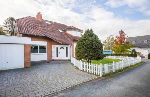 Heessen Apartment | Apartment 'Weserbergland' with Balcony and Wi-Fi