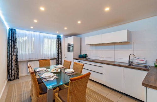 Golzheim Apartment | Apartment 'Wie Zuhause 1' with Private Terrace, Balcony and Wi-Fi