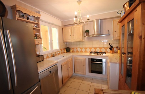 Beaumes-de-Venise House | Apartment with garden, view of vineyards and hills.