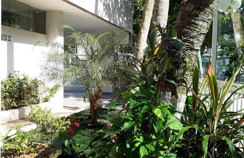 Jardim Sao Miguel Apartment | Apartment with 2 bedrooms + 1 optional /2 parking spaces /air conditioning /5 blocks from Enseada beach
