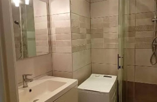 Papus Apartment | Apartment with balconies near park