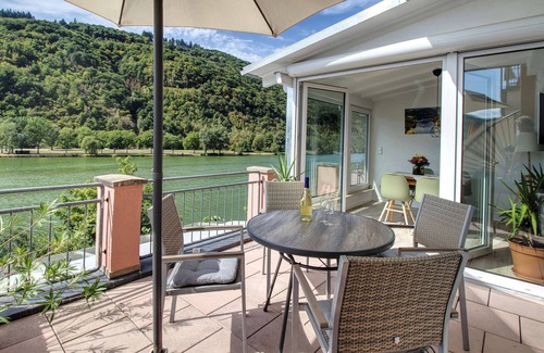 Bullay House | Apartment with balcony directly on the banks and with a view of the Moselle
