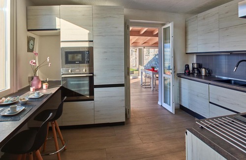 Fiumelatte Apartment | Apartment with balcony, direct beach access