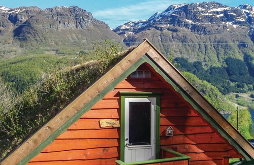 Etne Apartment | Apartment with charm, beautifully located overlooking the lake Stordalsvatnet and mighty mountains.