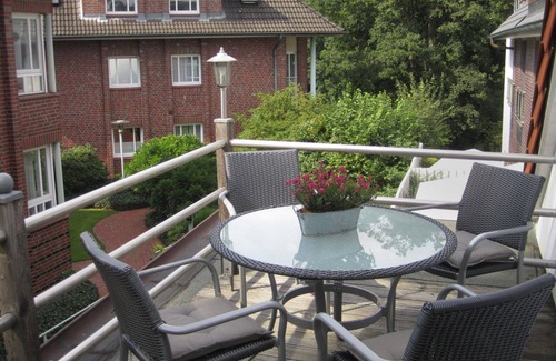 Volksdorf Apartment | Apartment with flair in the heart of HH-Volksdorf, 2 balconies, subway-close, wifi