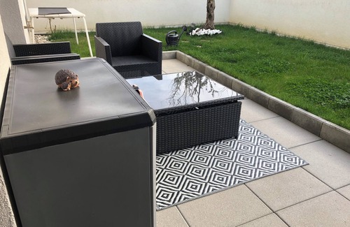 Voreppe Apartment | Apartment with garden and covered terrace
