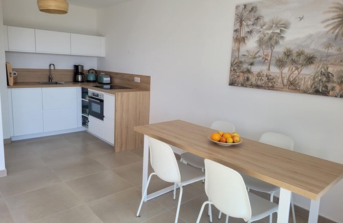 Giens Apartment | Apartment with garden and lovely sea view, 15-minute walk from the beaches.