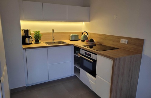 Giens Apartment | Apartment with garden and lovely sea view, 15-minute walk from the beaches.