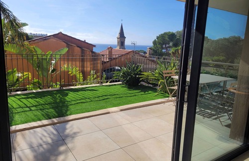 Giens Apartment | Apartment with garden and lovely sea view, 15-minute walk from the beaches.