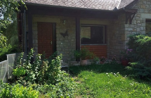 Espalion Apartment | Apartment with garden, located at the entrance to Espalion.