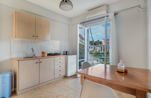 Poros Apartment | Apartment ' with Shared Garden, Wi-Fi and Air Conditioning