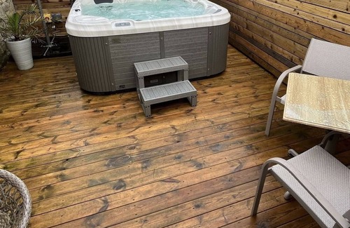 Slyne Apartment | Apartment with hot tub near Lake District