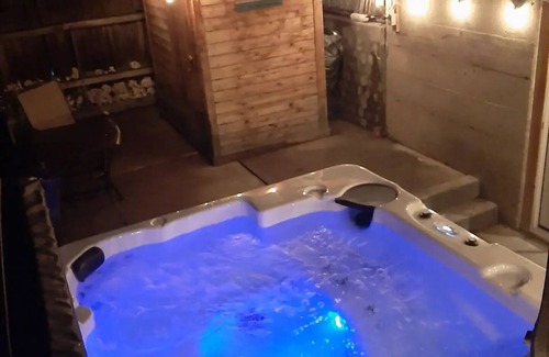 Lower Rattlesnake Apartment | Apartment with Hot Tub and Sauna Near UM/Downtownnn