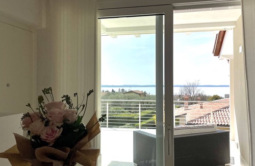 Montioni Apartment | Apartment with large terrace (lake view) and shared pool