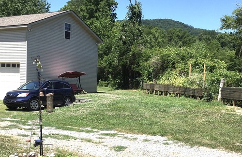 Blaine Apartment | Apartment with loft, an hour away from the Great Smokey Mountains