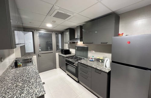 Al Ghubrah Ash Shamaliyyah Apartment | Apartment with modern amenities