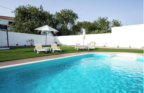 Pata de Cima Apartment | Apartment with saltwater pool and BBQ