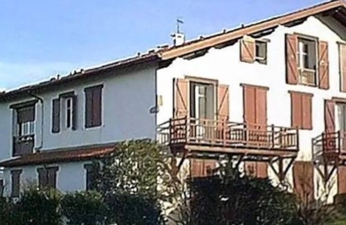 Behobie Apartment | Apartment with sea and mountain views, swimming pool, tennis court, boule court and 2ha park