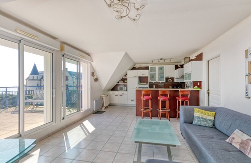Le Croisic Apartment | Apartment with Sea View, Private Terrace and Wi-Fi