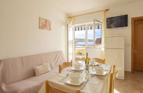 Metajna Apartment | Apartment with sea view, near the beach (20m)