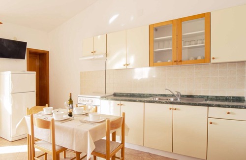 Metajna Apartment | Apartment with sea view, near the beach (20m)