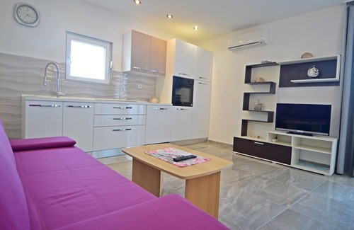 Murter Apartment | Apartment with sea view and next to the beach (20m)