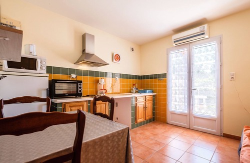 Reillanne Apartment | Apartment with swimming pool in Luberon