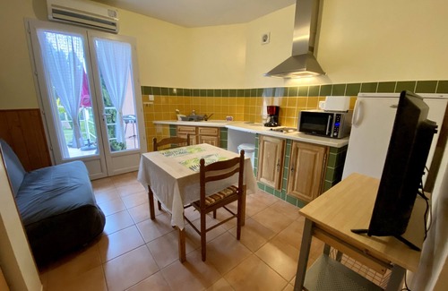 Reillanne Apartment | Apartment with swimming pool in Luberon