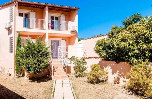 Reillanne Apartment | Apartment with swimming pool in Luberon