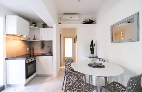 Stazzo Apartment | Apartment with terrace and direct access to the sea. Shared pool. Conchiglia