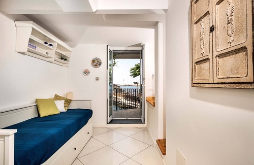 Stazzo Apartment | Apartment with terrace and direct access to the sea. Shared pool. Conchiglia
