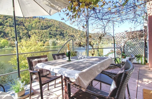 Bullay Apartment | Apartment with terrace directly on the banks and with a view of the Moselle