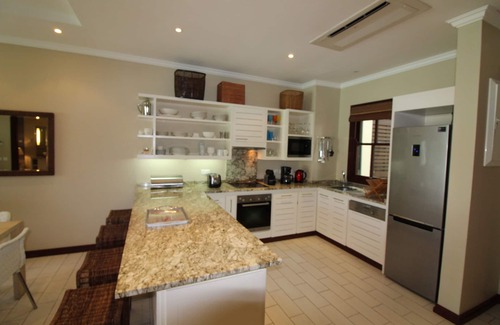 Eden Island Apartment | apartment with terrace and garden, feet in the water!
