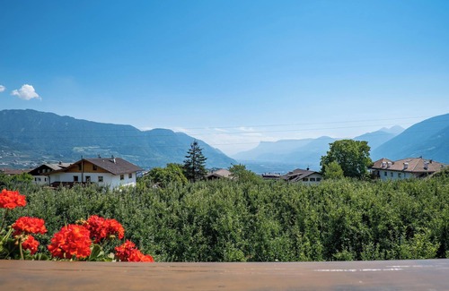 Tirolo Apartment | Apartment "Wohnung 1" with Mountain View, Wi-Fi, Balcony & Garden