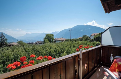 Tirolo Apartment | Apartment "Wohnung 1" with Mountain View, Wi-Fi, Balcony & Garden