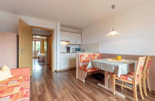 Tirolo Apartment | Apartment "Wohnung 5" with Mountain View, Wi-Fi & Balcony
