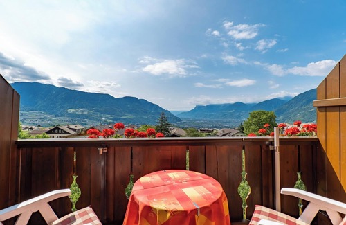 Tirolo Apartment | Apartment "Wohnung 5" with Mountain View, Wi-Fi & Balcony